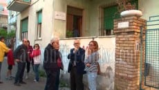 Sandro Bartolomeo con Patrizia Menanno all'esterno dello studio - abitazione di Piccolino