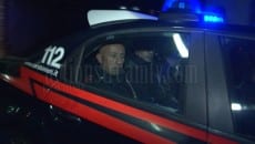 Paolo Pietropaolo seduto dietro tra i carabinieri viene tradotto al carcere di Cassino