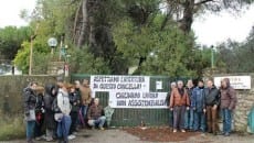 i rappresentanti di "Diamo un calcio alla crisi" un anno fa in protesta all'ingresso dell'ex Enaoli