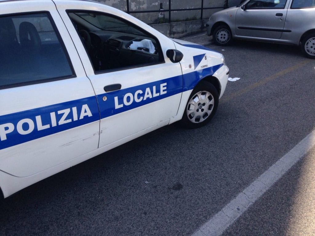 Un'auto della Polizia Locale di Formia